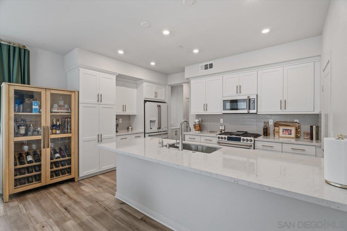 Detail Gallery Image 12 of 45 For 1521  Meriwood Way, Vista,  CA 92083 - 4 Beds | 2/1 Baths