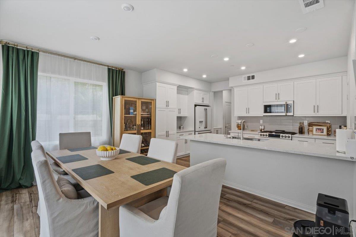 Detail Gallery Image 3 of 45 For 1521  Meriwood Way, Vista,  CA 92083 - 4 Beds | 2/1 Baths