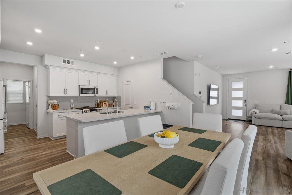 Detail Gallery Image 4 of 45 For 1521  Meriwood Way, Vista,  CA 92083 - 4 Beds | 2/1 Baths