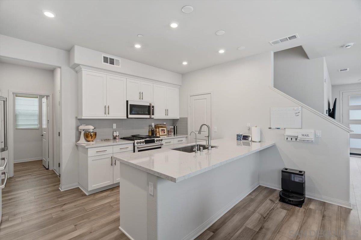 Detail Gallery Image 8 of 45 For 1521  Meriwood Way, Vista,  CA 92083 - 4 Beds | 2/1 Baths