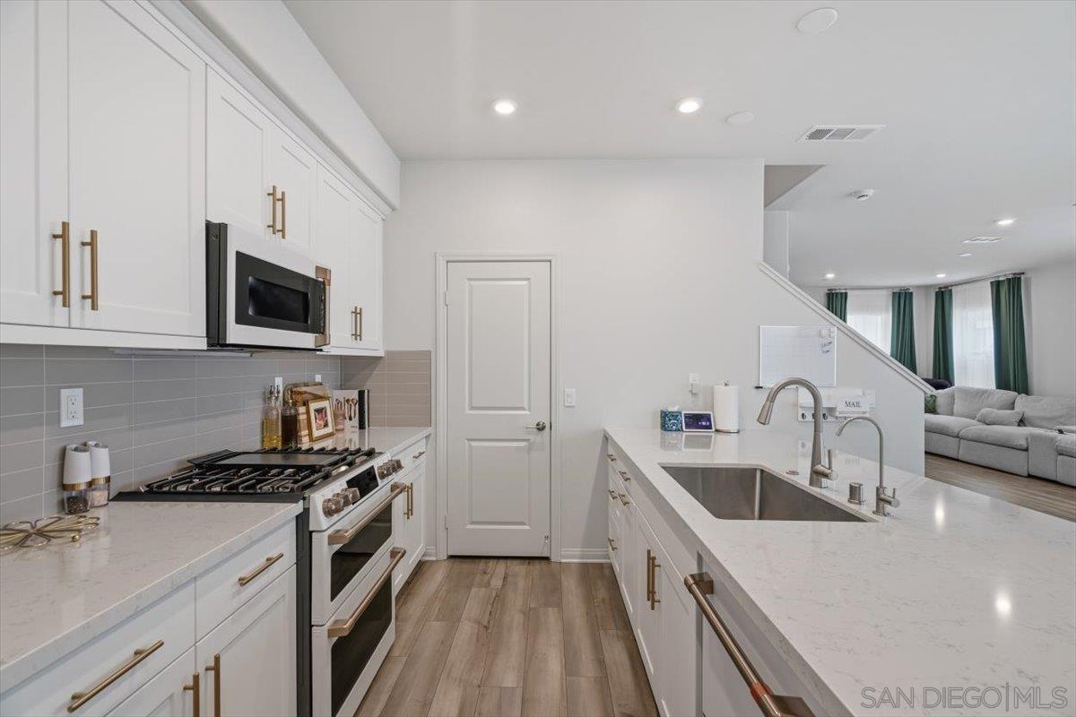 Detail Gallery Image 10 of 45 For 1521  Meriwood Way, Vista,  CA 92083 - 4 Beds | 2/1 Baths