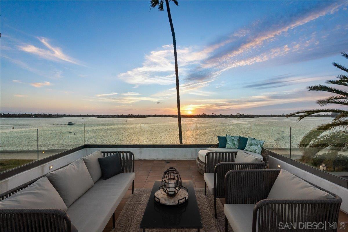 Detail Gallery Image 2 of 62 For 3535  Riviera Drive, San Diego,  CA 92109 - 4 Beds | 3/1 Baths