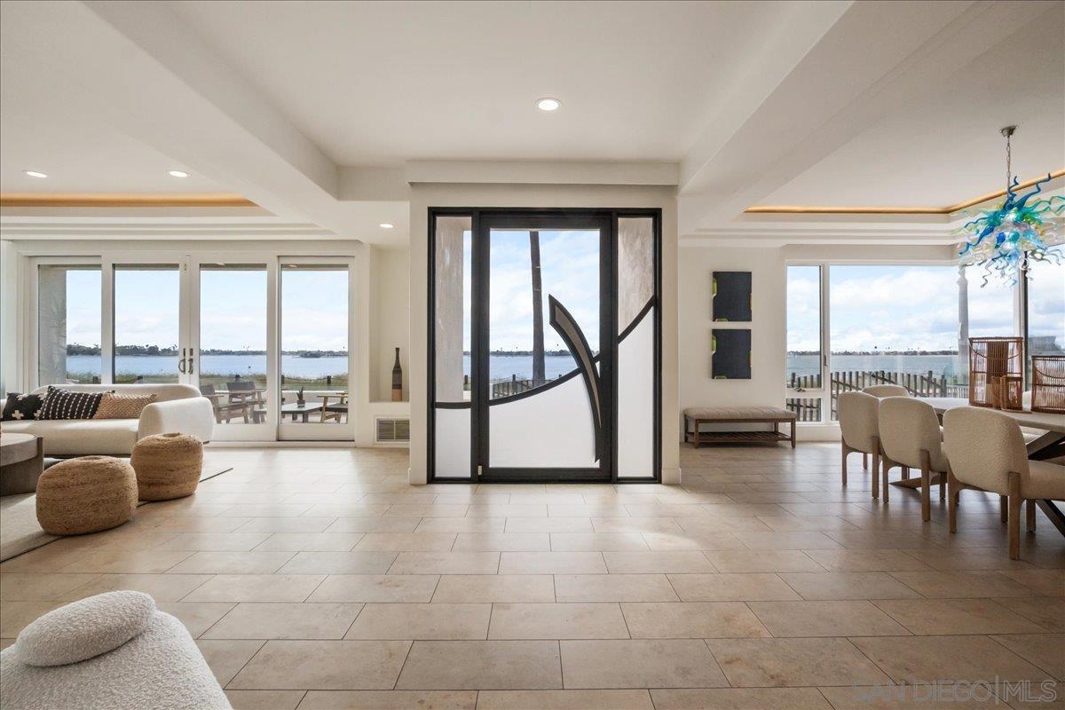 Detail Gallery Image 5 of 62 For 3535  Riviera Drive, San Diego,  CA 92109 - 4 Beds | 3/1 Baths