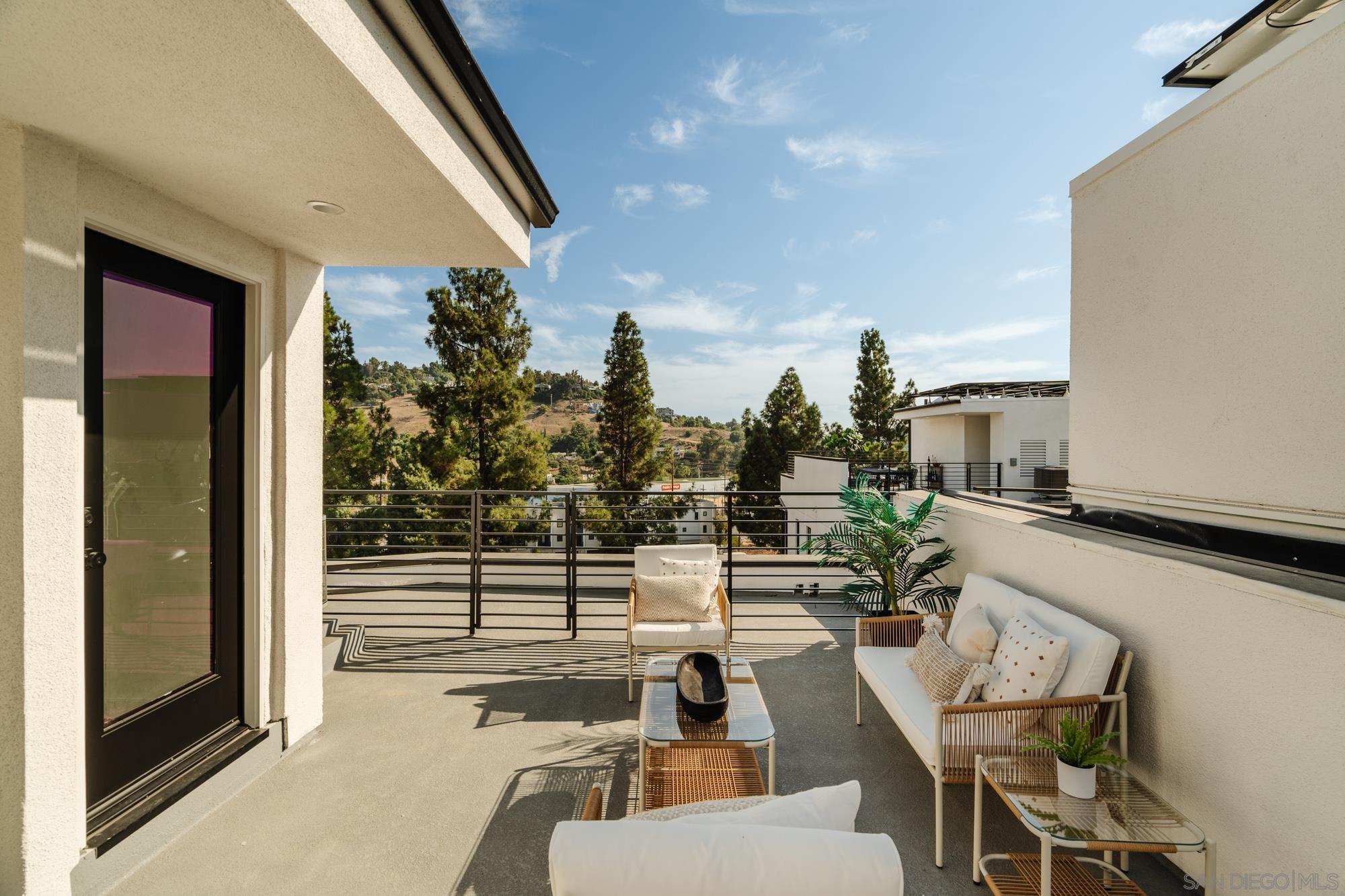 Detail Gallery Image 16 of 18 For 3863 N Riley Ln, Los Angeles,  CA 90065 - 2 Beds | 2/1 Baths