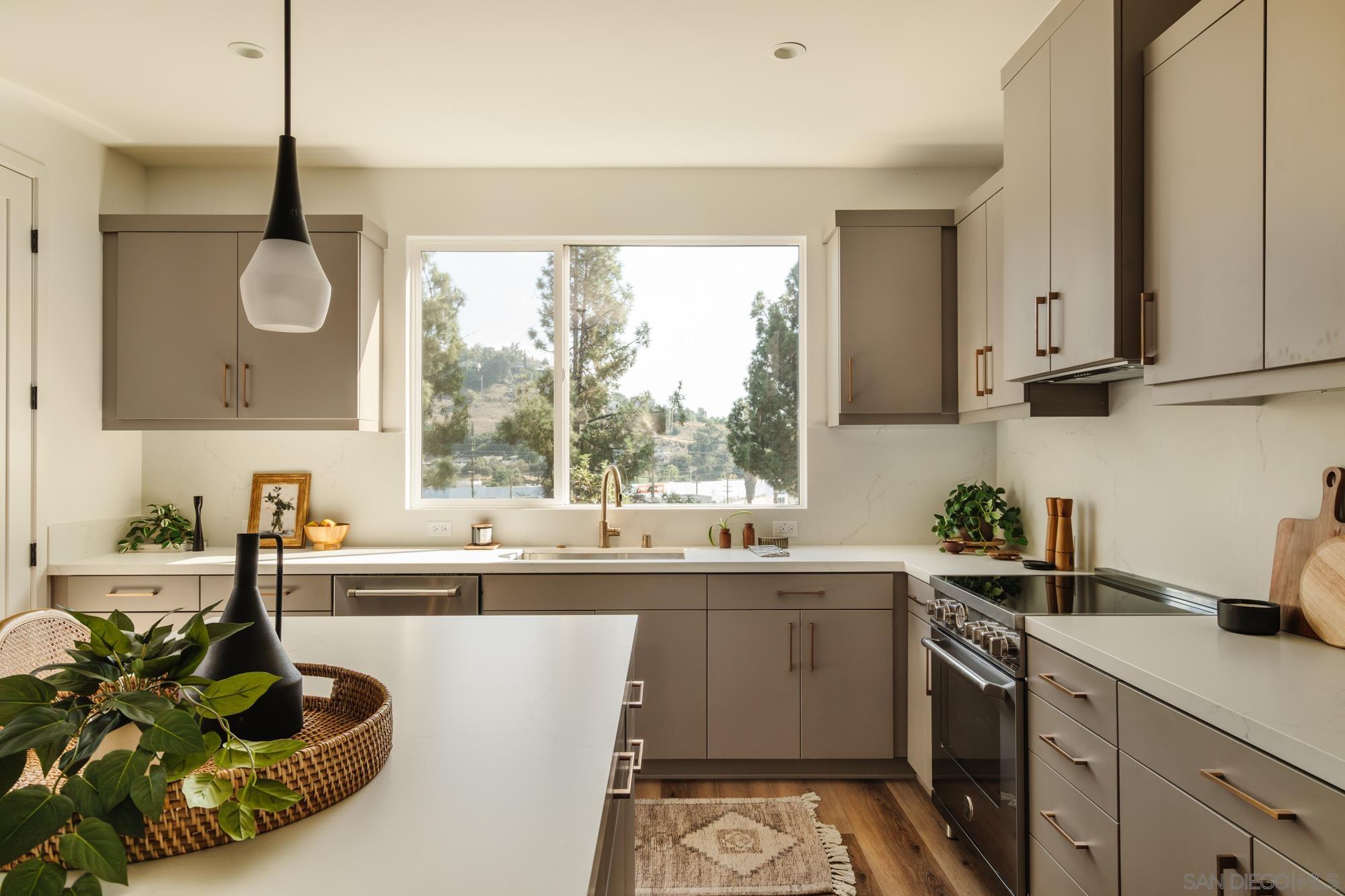 Detail Gallery Image 4 of 18 For 3863 N Riley Ln, Los Angeles,  CA 90065 - 2 Beds | 2/1 Baths