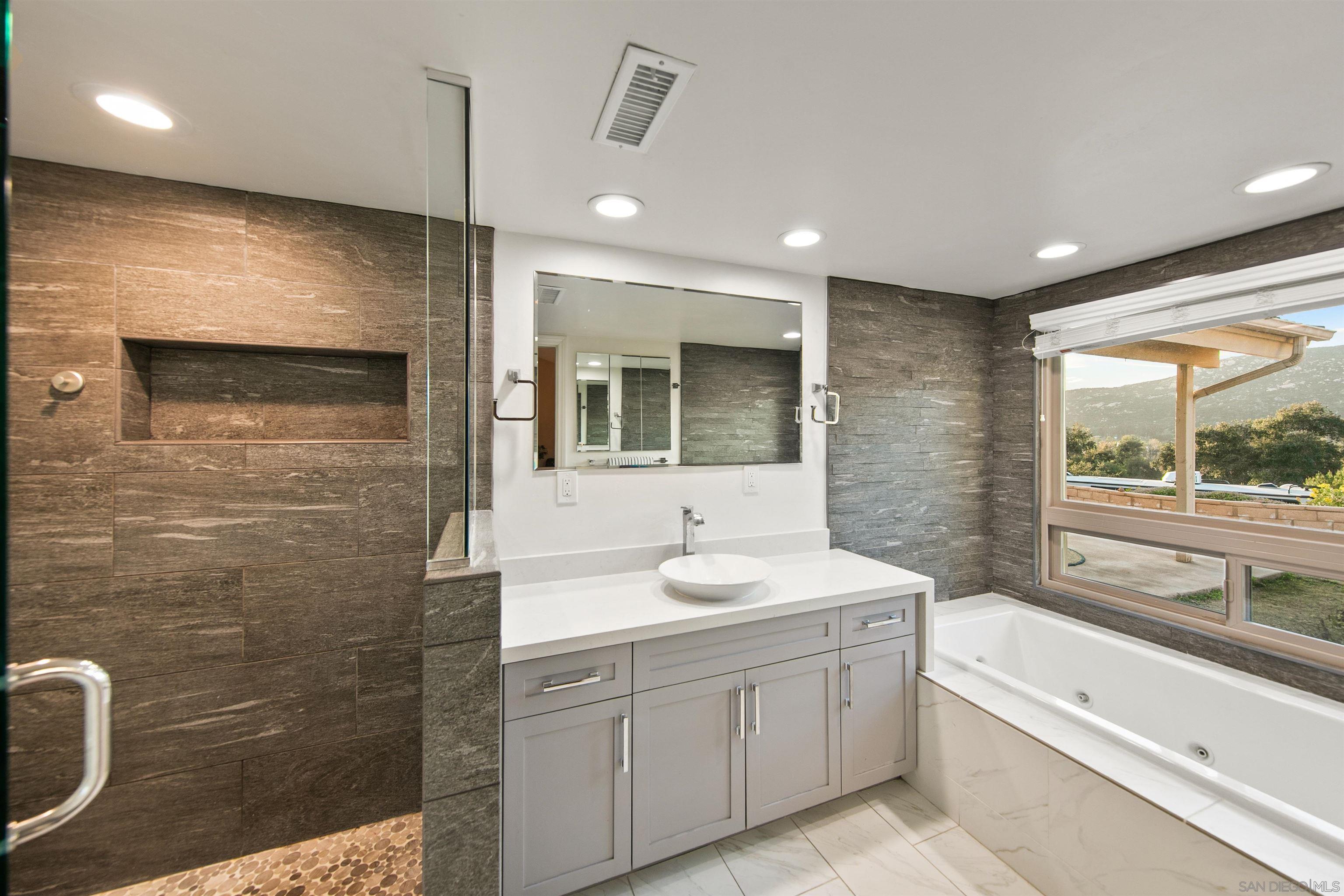 Detail Gallery Image 18 of 41 For 580-582  South Grade, Alpine,  CA 91901 - 4 Beds | 2/1 Baths