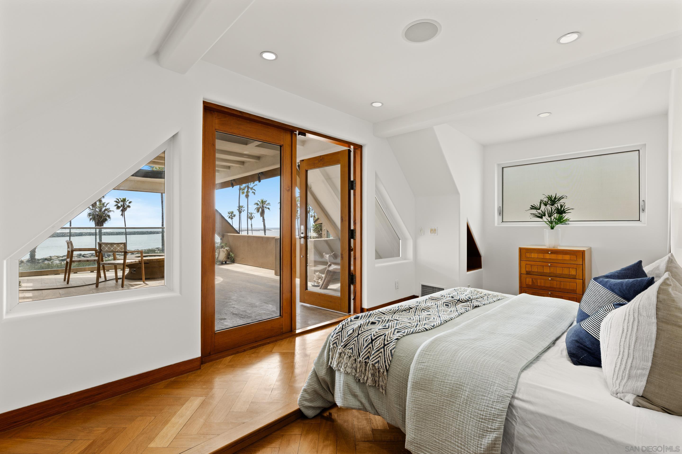 Detail Gallery Image 6 of 52 For 2617  Ocean Front Walk, San Diego,  CA 92109 - 4 Beds | 6 Baths