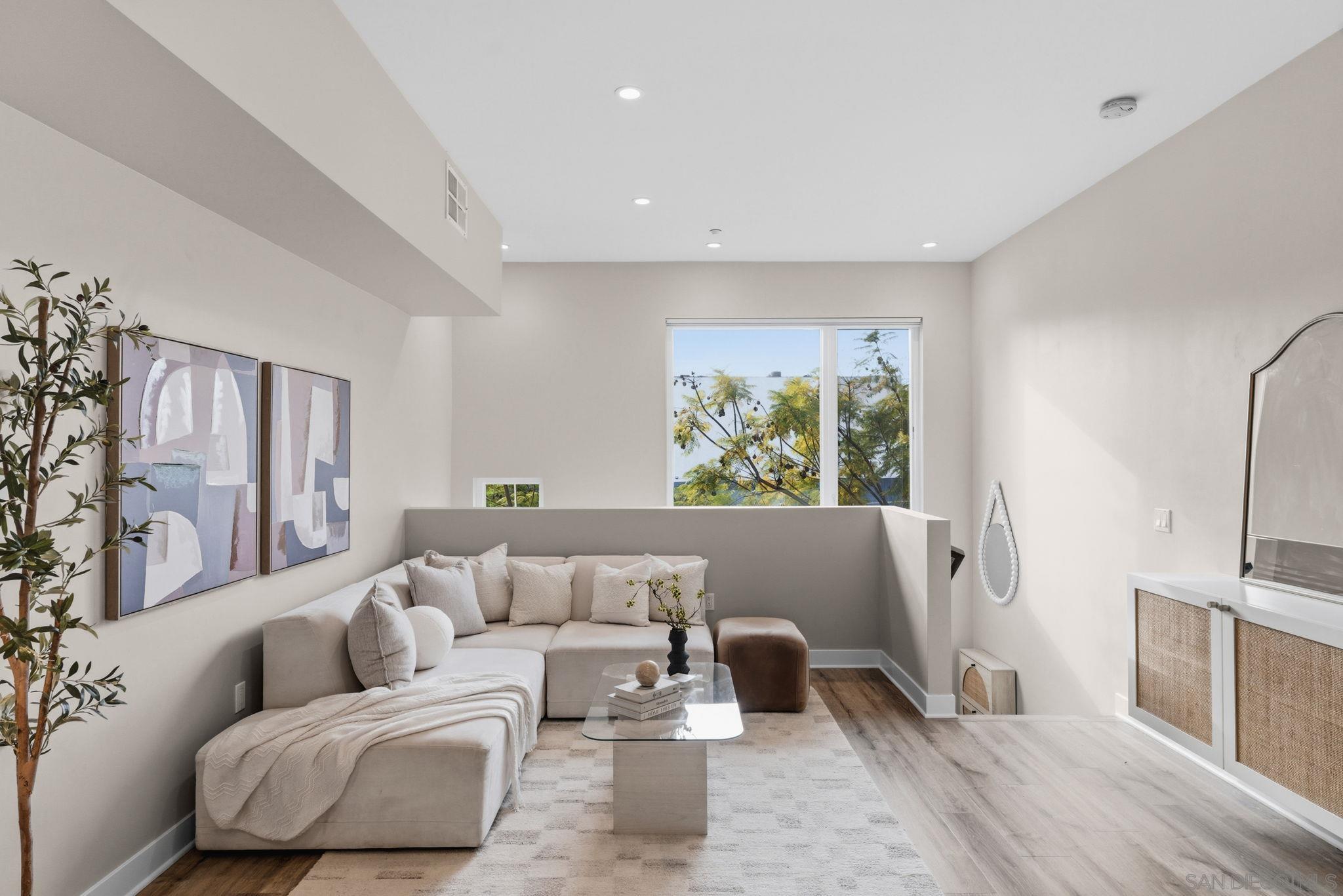 Detail Gallery Image 3 of 19 For 2055  5th Ave, San Diego,  CA 92101 - 3 Beds | 2/1 Baths