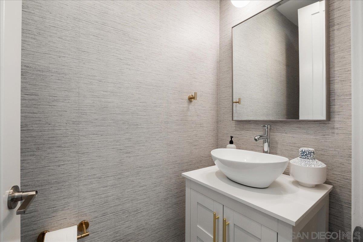 Detail Gallery Image 9 of 19 For 2055  5th Ave, San Diego,  CA 92101 - 3 Beds | 2/1 Baths