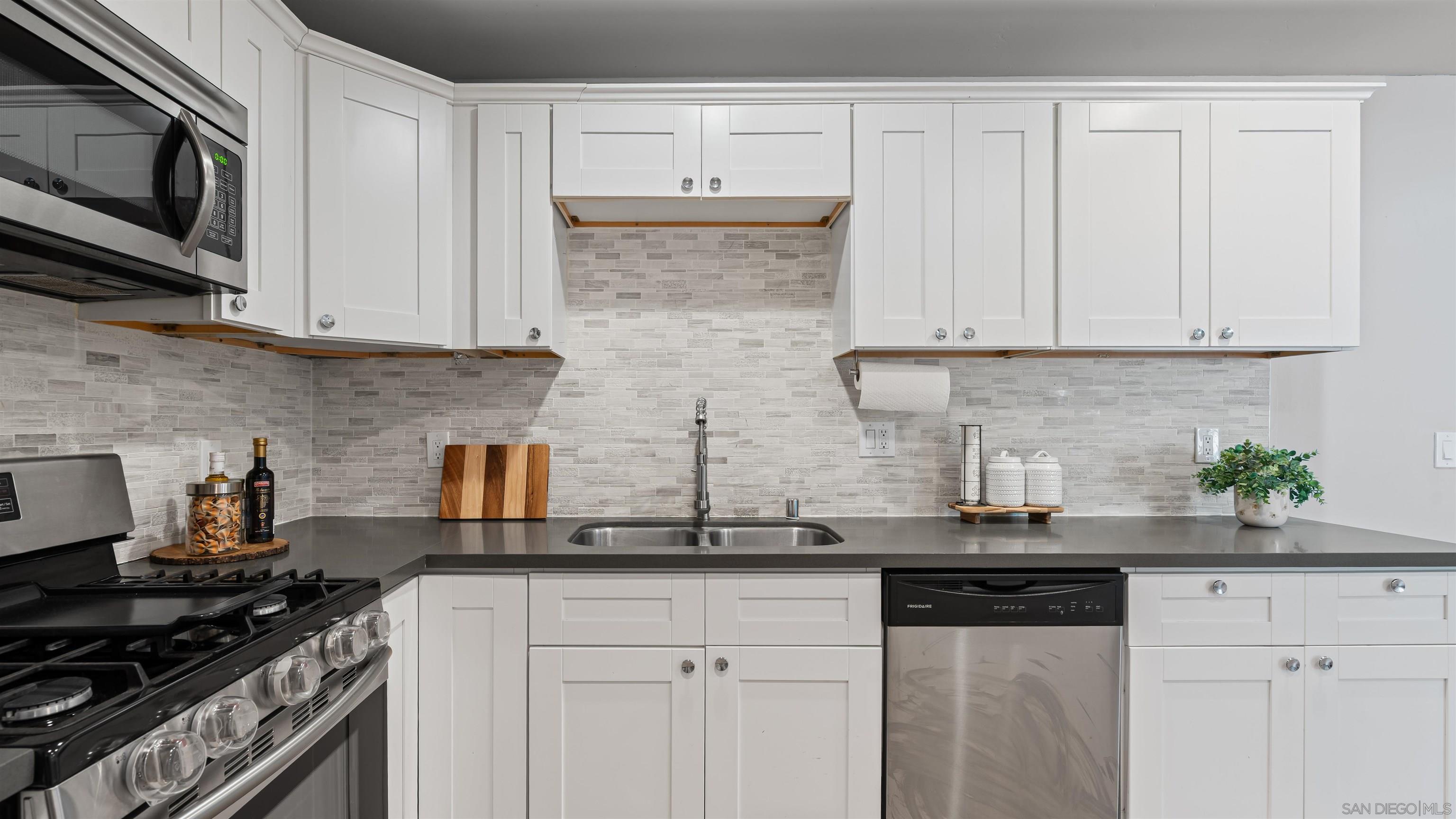 Detail Gallery Image 6 of 25 For 180  Fifth Ave, Chula Vista,  CA 91910 - 3 Beds | 2 Baths