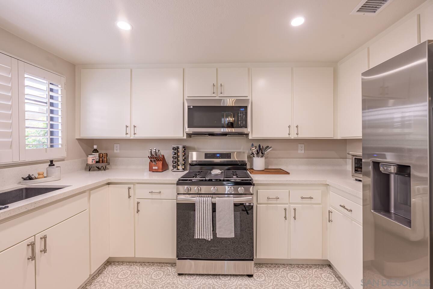 Detail Gallery Image 4 of 31 For 3691  Caminito Cielo Del Mar, San Diego,  CA 92130 - 3 Beds | 3 Baths