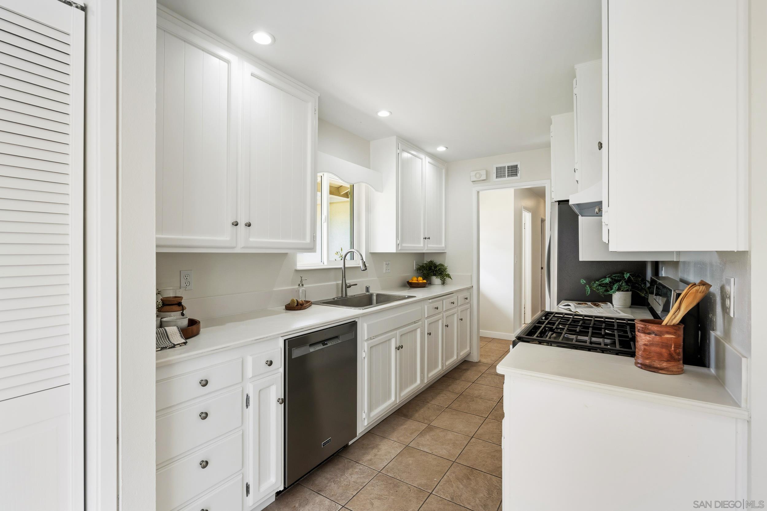 Detail Gallery Image 9 of 29 For 5354  Peyton Place, San Diego,  CA 92117 - 3 Beds | 2 Baths