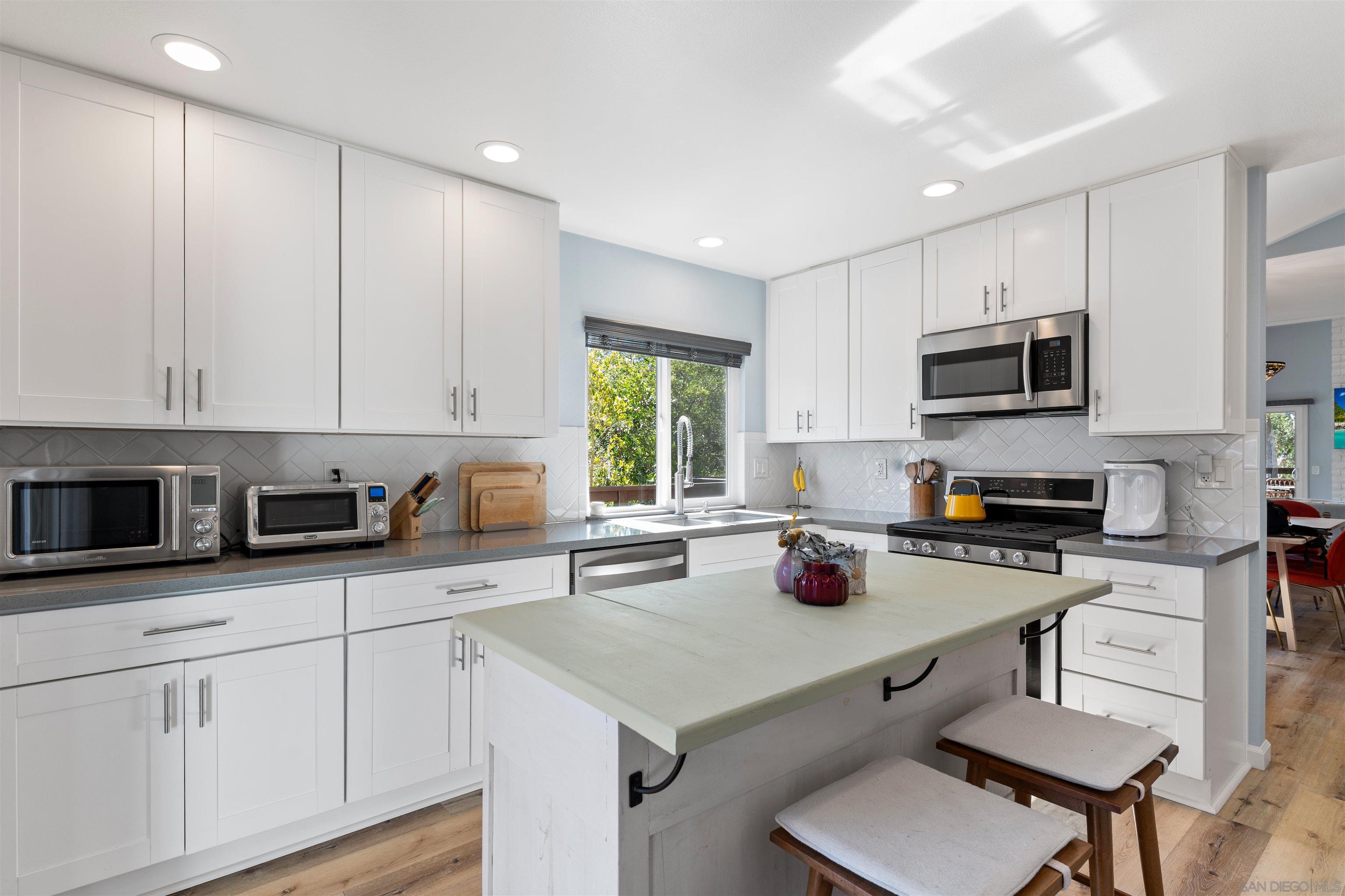 Detail Gallery Image 3 of 24 For 2038  Avenue of the Trees, Carlsbad,  CA 92008 - 3 Beds | 2 Baths