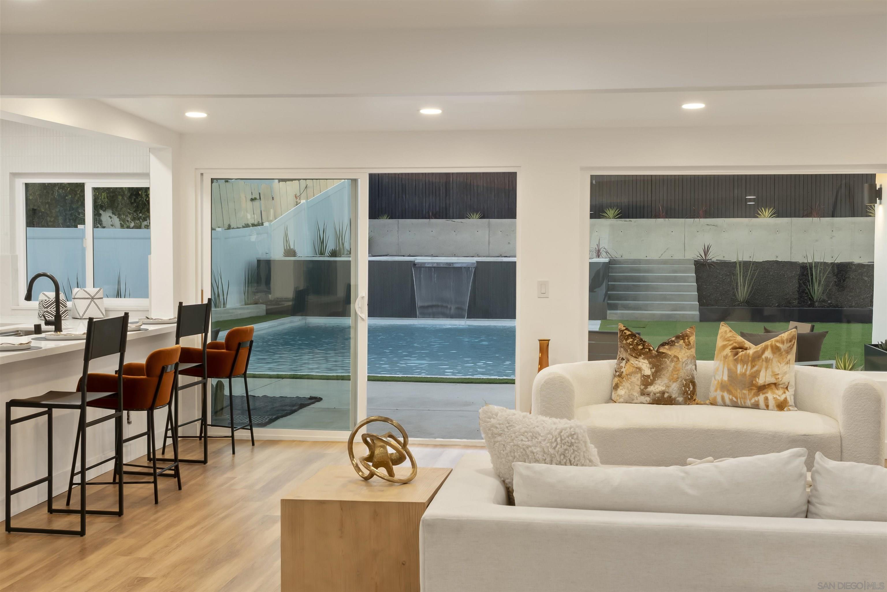 Detail Gallery Image 2 of 40 For 1110  Sea Village Dr, Cardiff By The Sea,  CA 92007 - 5 Beds | 3 Baths