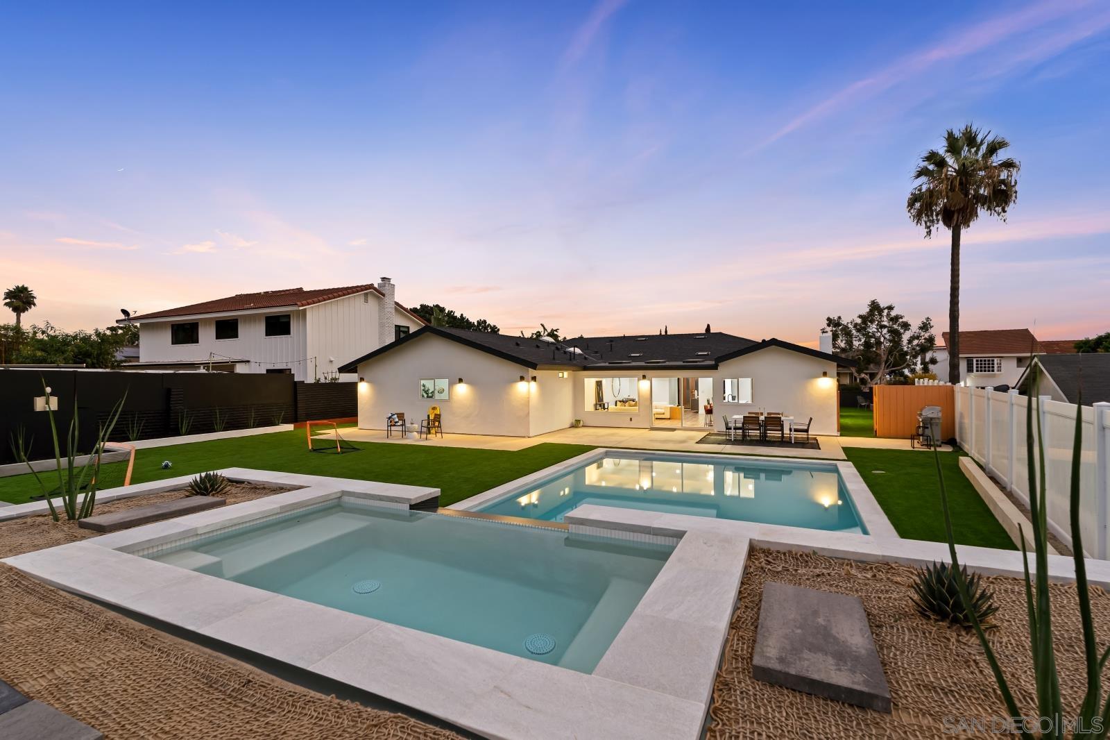 Detail Gallery Image 2 of 32 For 1110  Sea Village Dr, Cardiff By The Sea,  CA 92007 - 5 Beds | 3 Baths