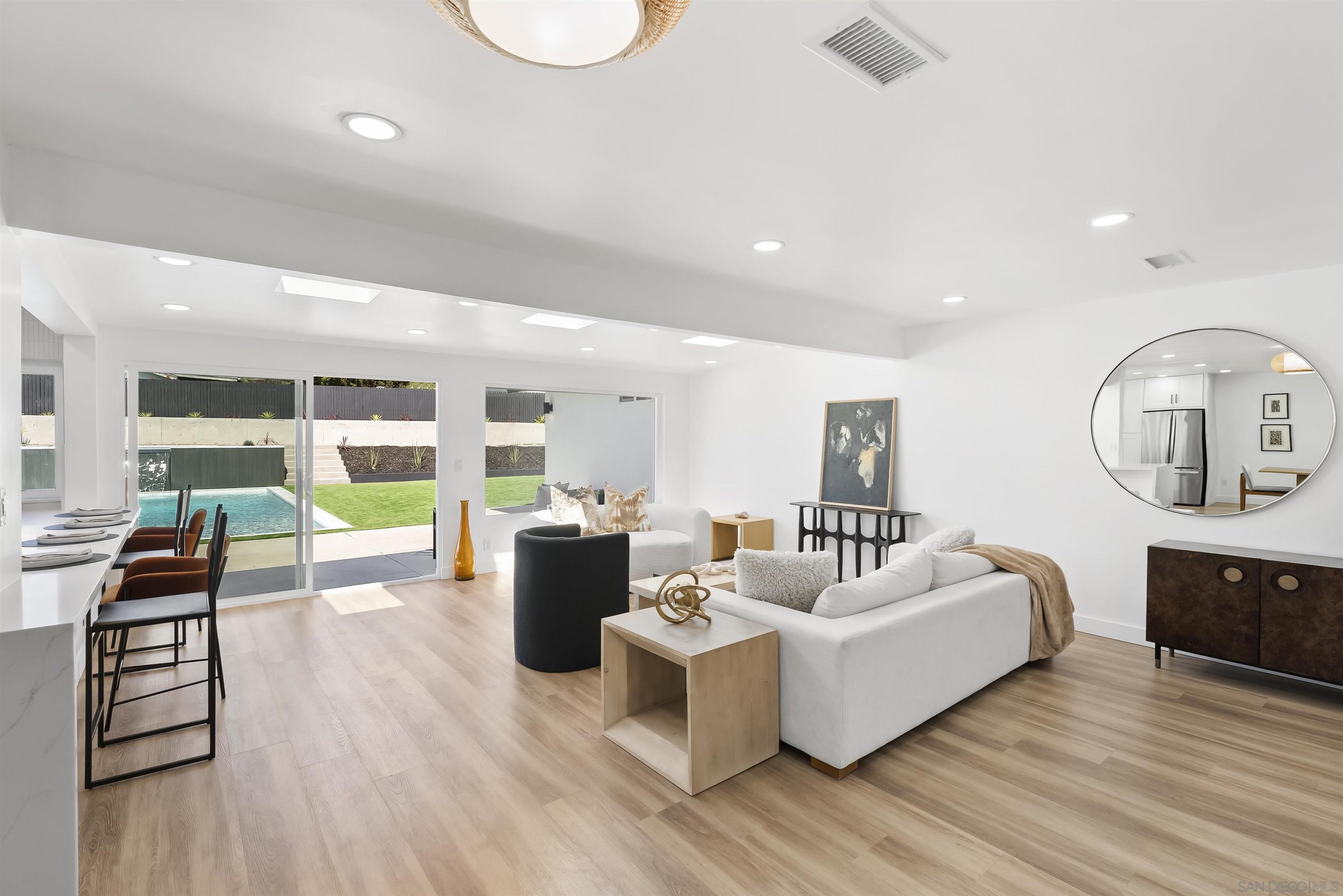 Detail Gallery Image 13 of 40 For 1110  Sea Village Dr, Cardiff By The Sea,  CA 92007 - 5 Beds | 3 Baths