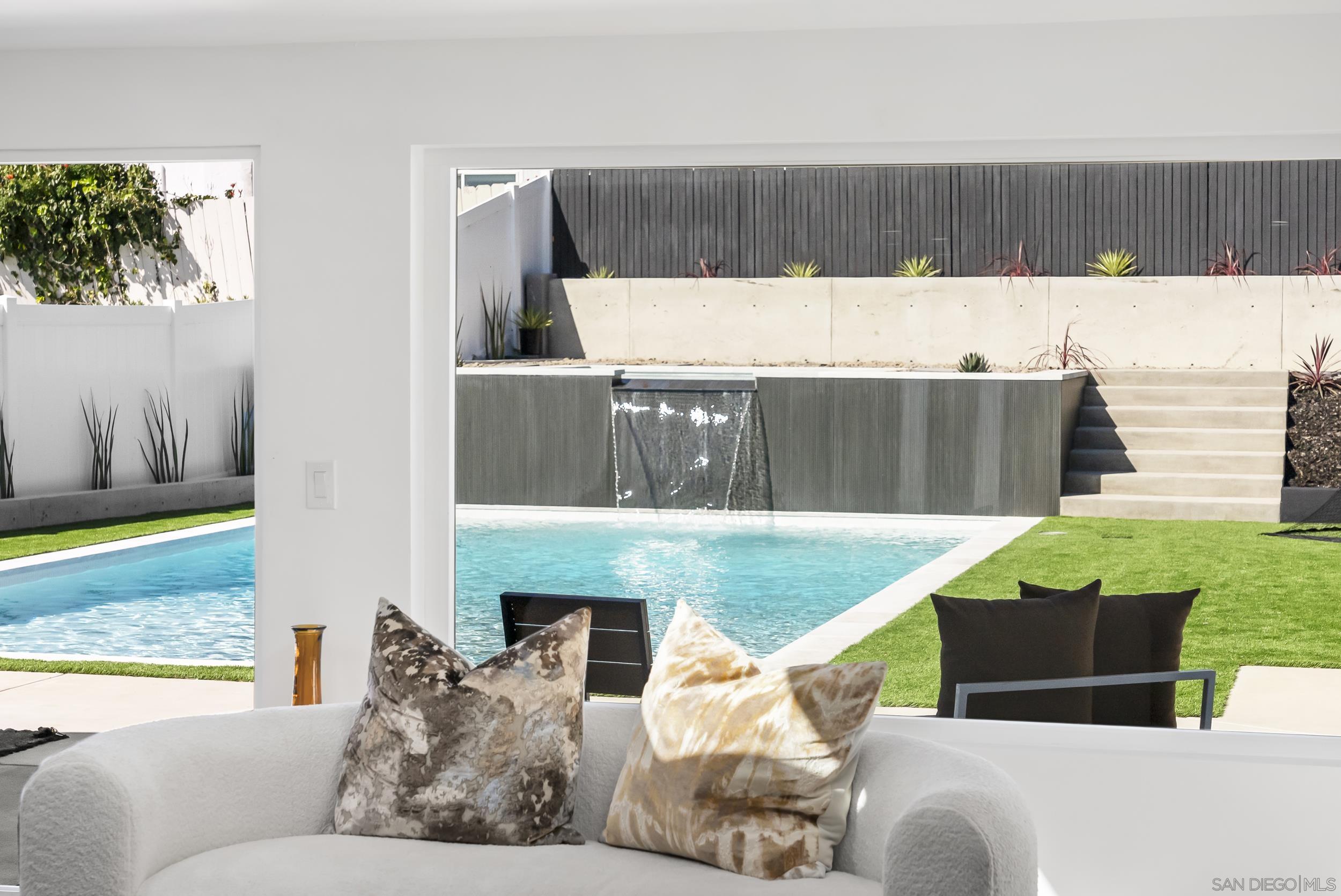 Detail Gallery Image 14 of 40 For 1110  Sea Village Dr, Cardiff By The Sea,  CA 92007 - 5 Beds | 3 Baths