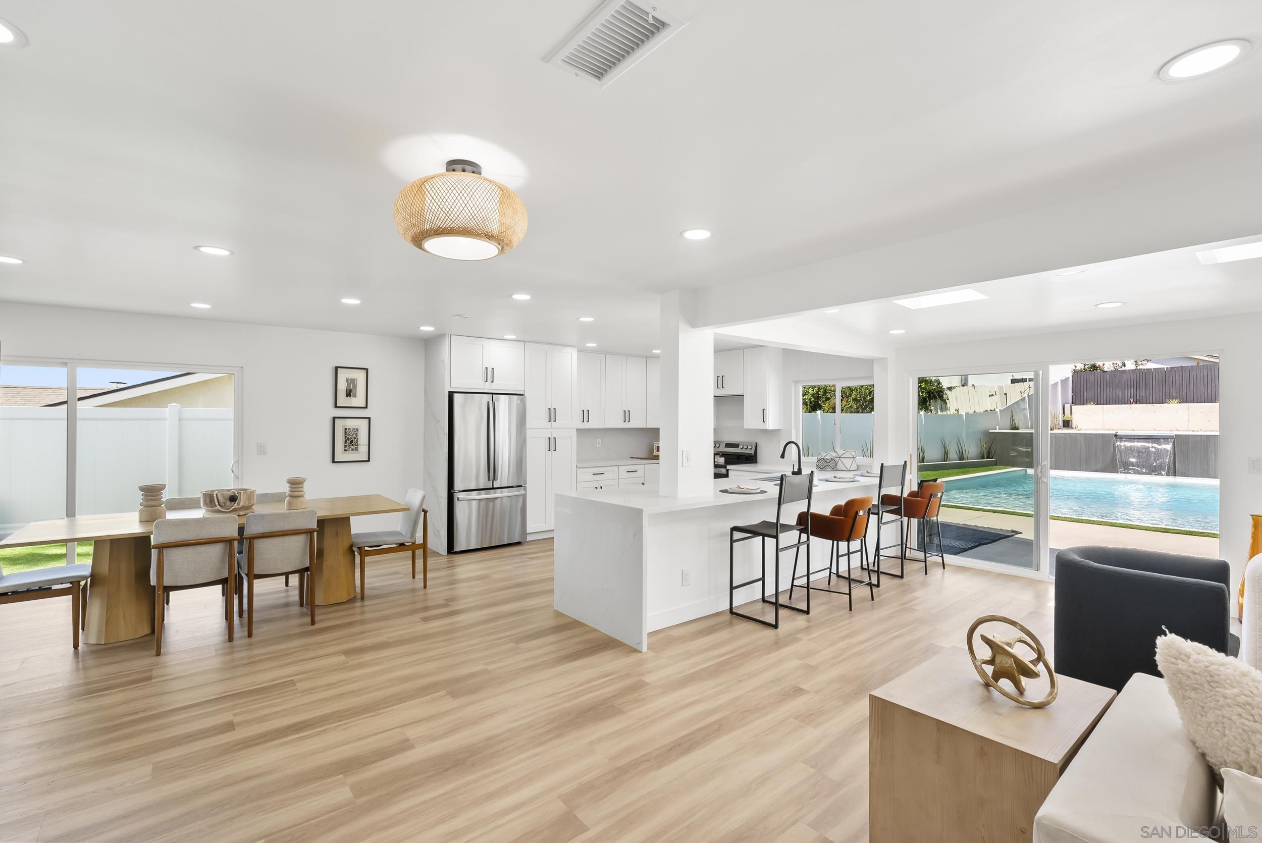 Detail Gallery Image 15 of 40 For 1110  Sea Village Dr, Cardiff By The Sea,  CA 92007 - 5 Beds | 3 Baths