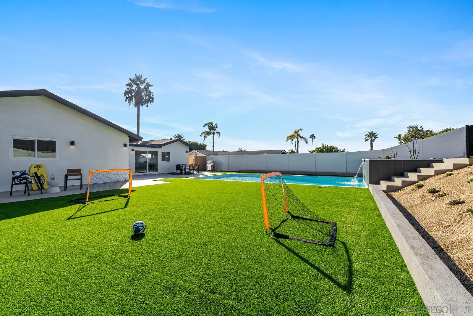 Detail Gallery Image 16 of 32 For 1110  Sea Village Dr, Cardiff By The Sea,  CA 92007 - 5 Beds | 3 Baths