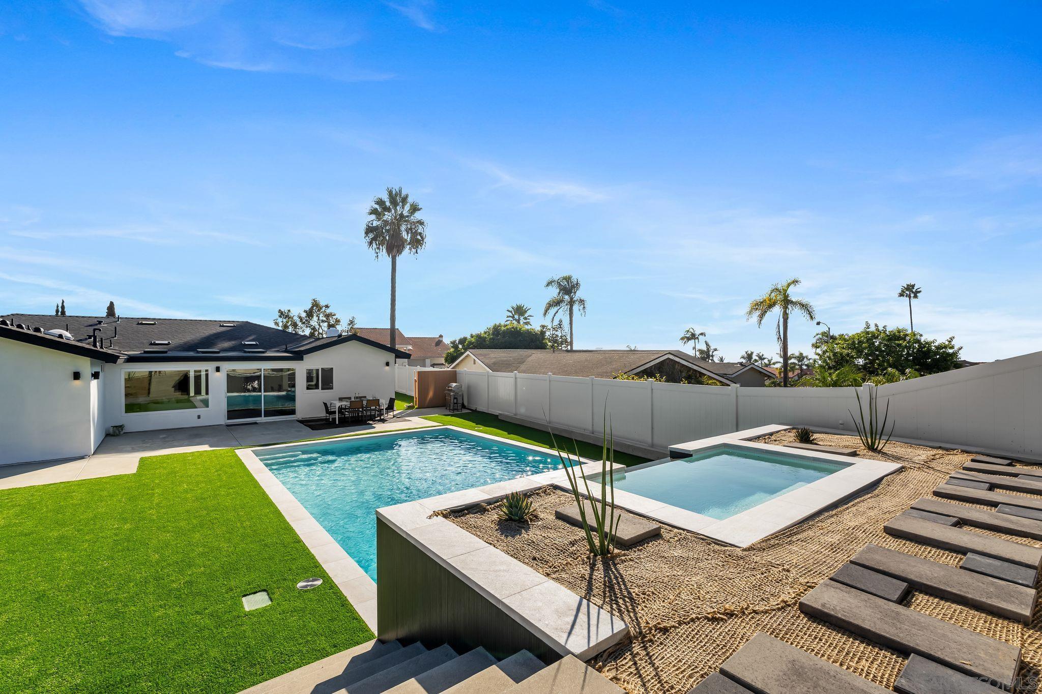 Detail Gallery Image 17 of 32 For 1110  Sea Village Dr, Cardiff By The Sea,  CA 92007 - 5 Beds | 3 Baths