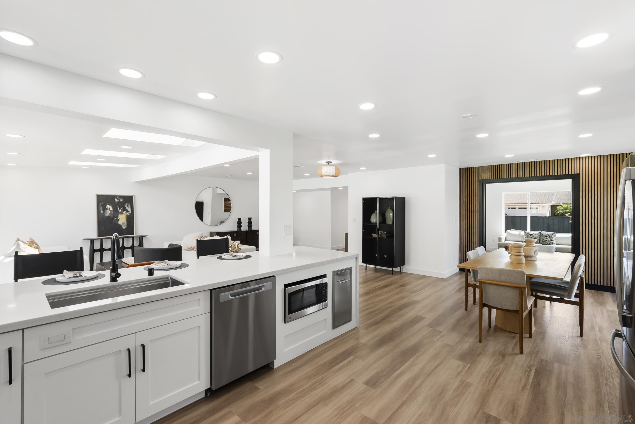 Detail Gallery Image 17 of 40 For 1110  Sea Village Dr, Cardiff By The Sea,  CA 92007 - 5 Beds | 3 Baths