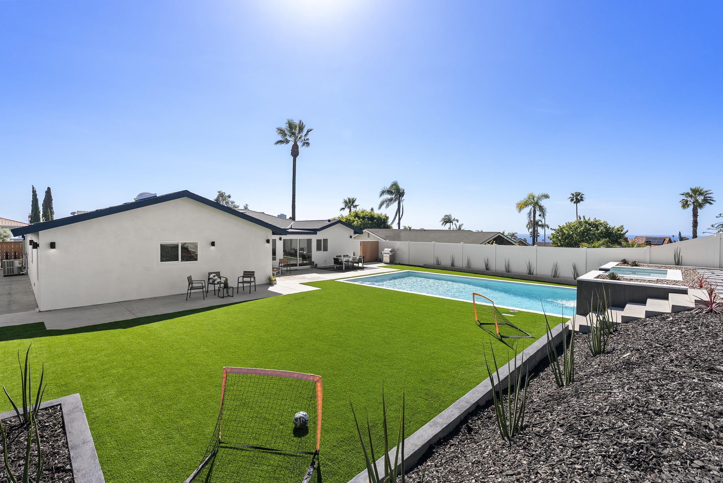 Detail Gallery Image 23 of 40 For 1110  Sea Village Dr, Cardiff By The Sea,  CA 92007 - 5 Beds | 3 Baths