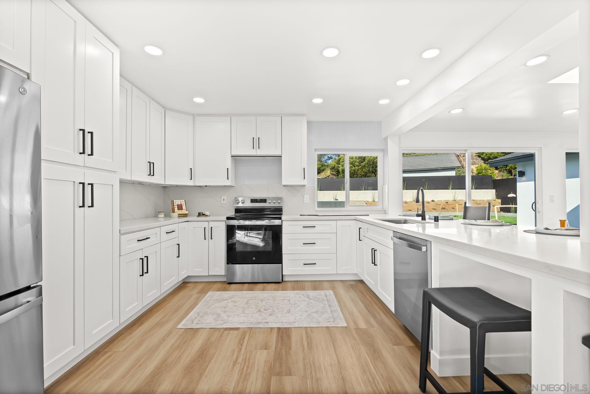 Detail Gallery Image 4 of 32 For 1110  Sea Village Dr, Cardiff By The Sea,  CA 92007 - 5 Beds | 3 Baths