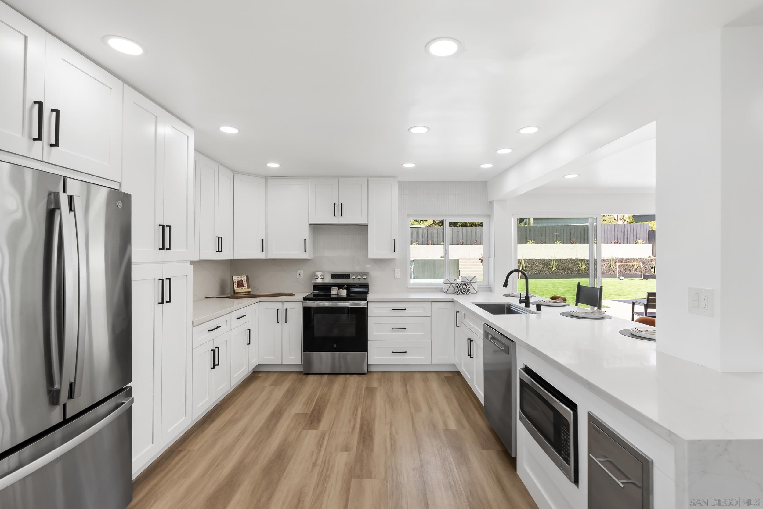 Detail Gallery Image 4 of 40 For 1110  Sea Village Dr, Cardiff By The Sea,  CA 92007 - 5 Beds | 3 Baths