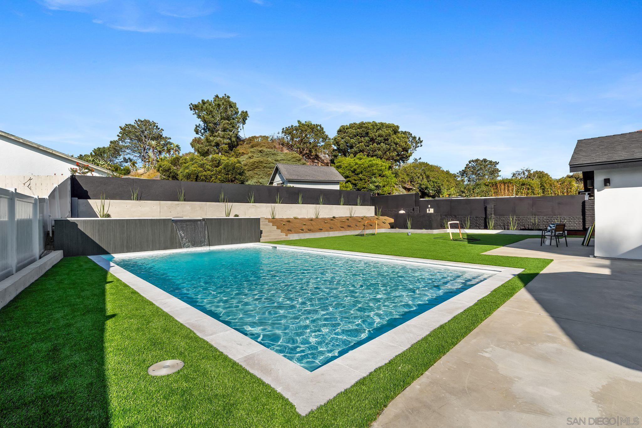 Detail Gallery Image 6 of 32 For 1110  Sea Village Dr, Cardiff By The Sea,  CA 92007 - 5 Beds | 3 Baths