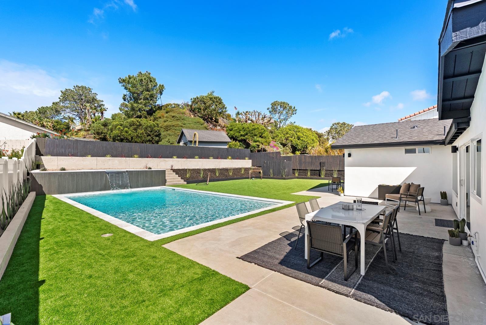 Detail Gallery Image 6 of 40 For 1110  Sea Village Dr, Cardiff By The Sea,  CA 92007 - 5 Beds | 3 Baths