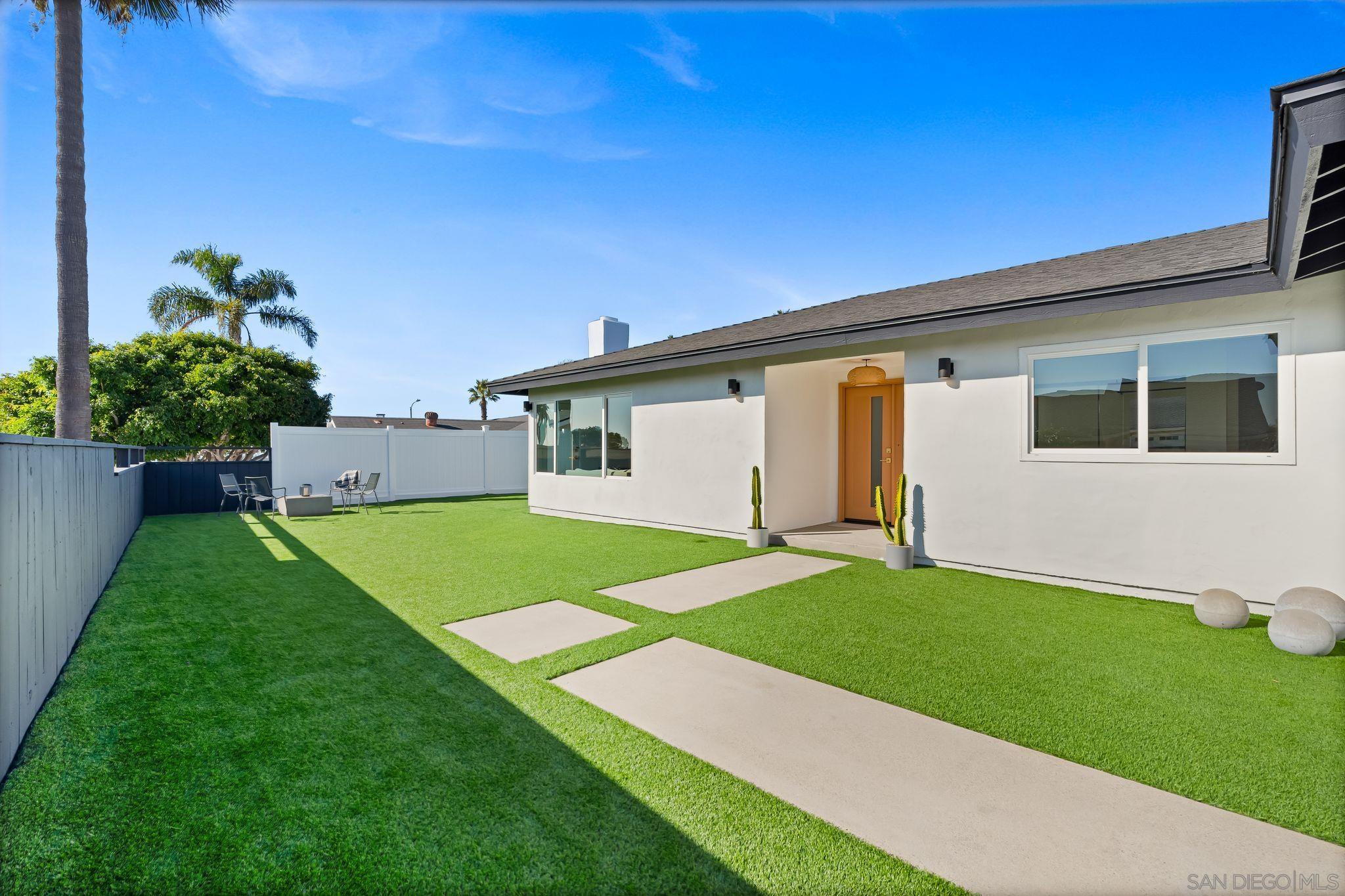 Detail Gallery Image 8 of 32 For 1110  Sea Village Dr, Cardiff By The Sea,  CA 92007 - 5 Beds | 3 Baths