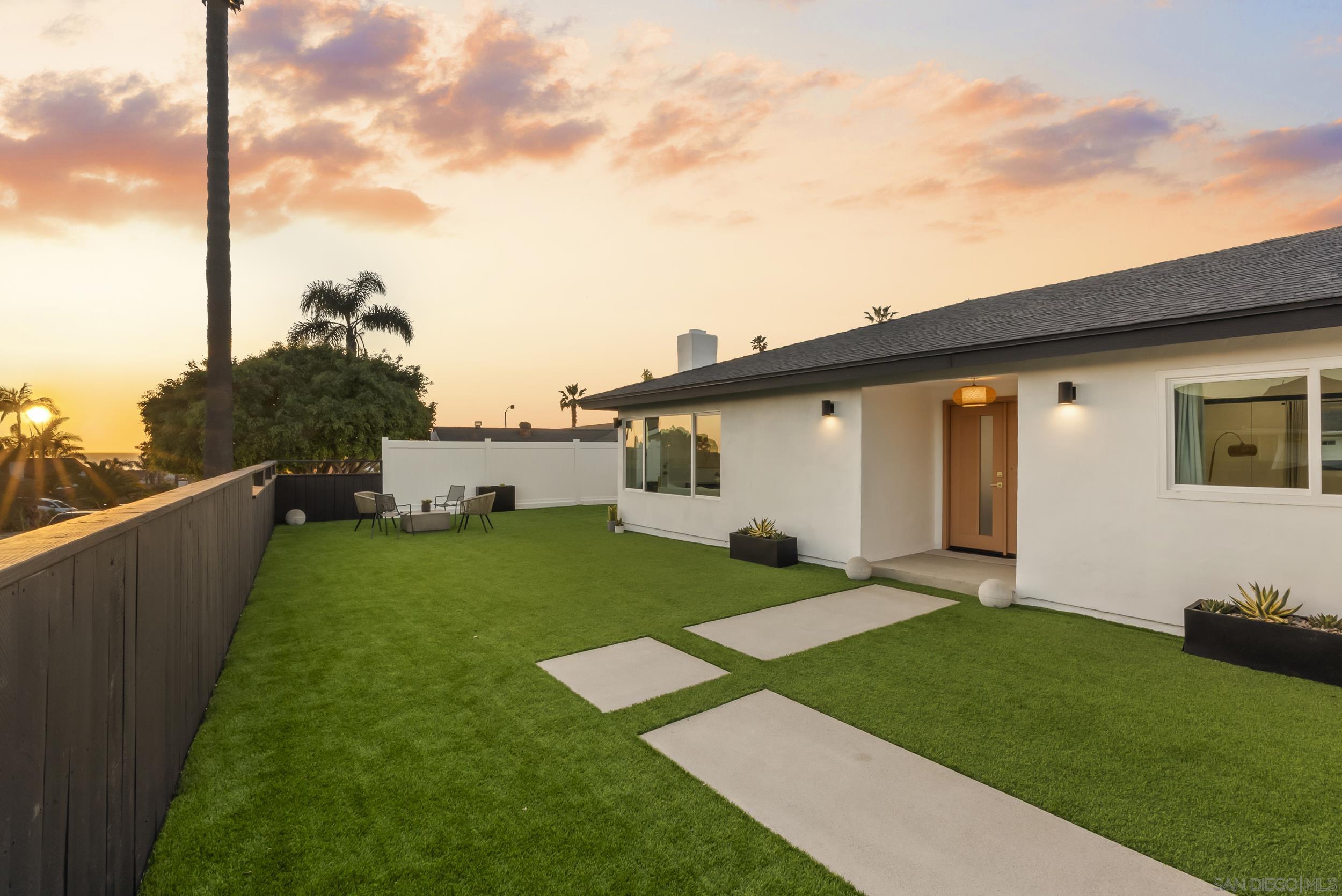 Detail Gallery Image 9 of 40 For 1110  Sea Village Dr, Cardiff By The Sea,  CA 92007 - 5 Beds | 3 Baths