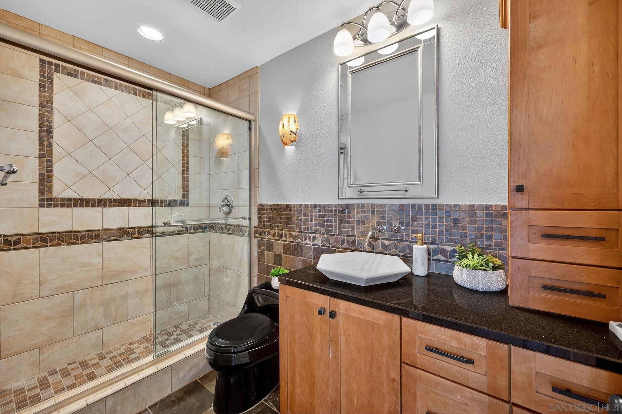 Detail Gallery Image 12 of 21 For 1435  Robinson Ave, San Diego,  CA 92103 - 2 Beds | 2/1 Baths