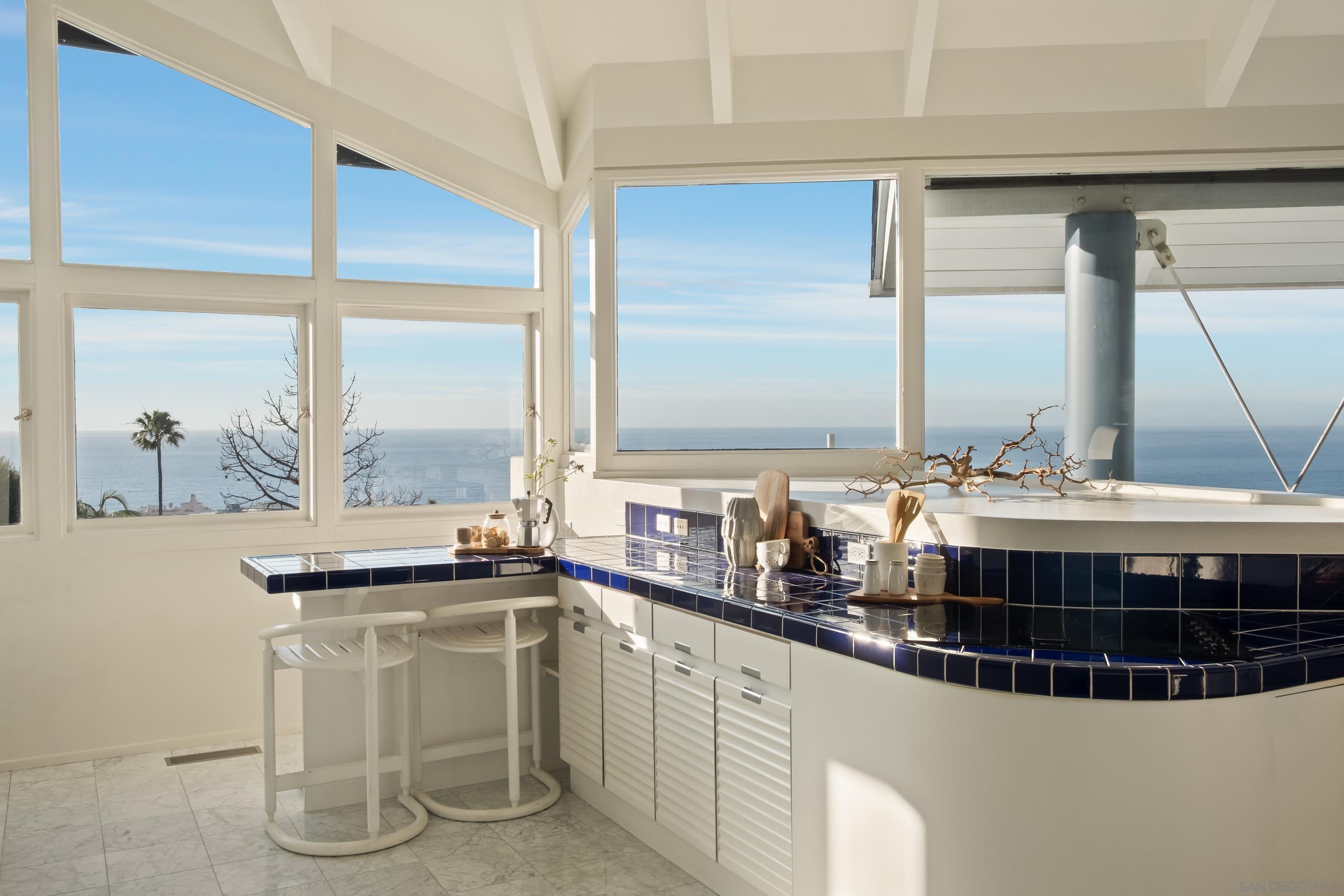 Detail Gallery Image 11 of 71 For 1705  Valdes Dr, La Jolla,  CA 92037 - 4 Beds | 4/1 Baths