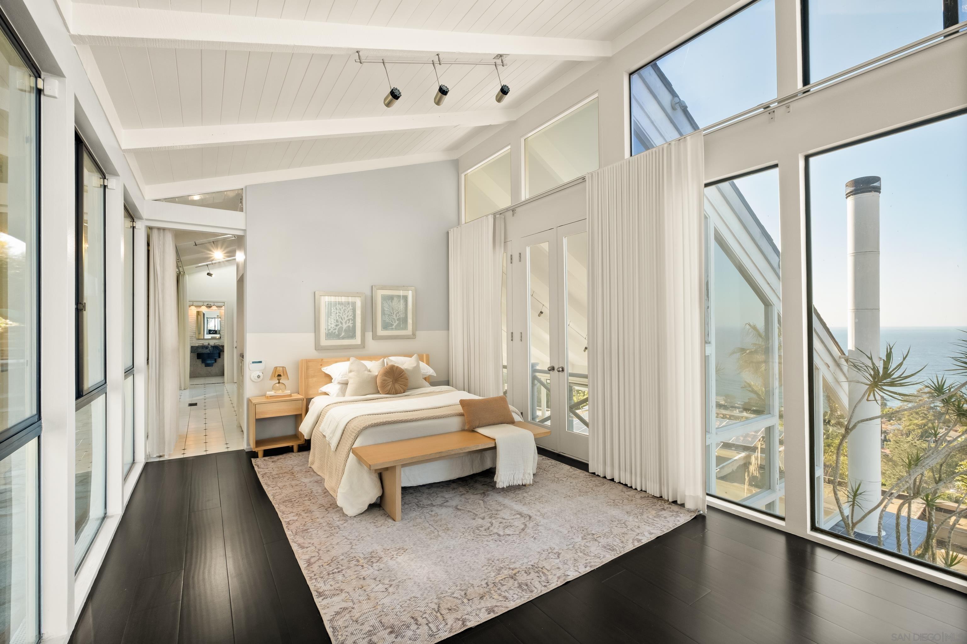 Detail Gallery Image 16 of 71 For 1705  Valdes Dr, La Jolla,  CA 92037 - 4 Beds | 4/1 Baths