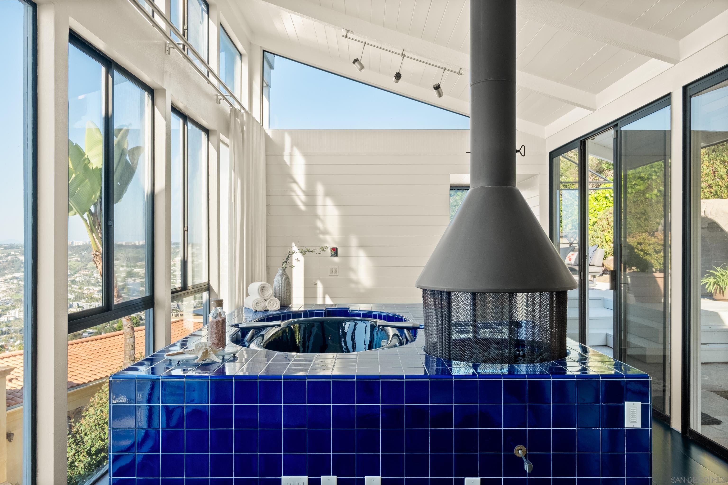 Detail Gallery Image 20 of 71 For 1705  Valdes Dr, La Jolla,  CA 92037 - 4 Beds | 4/1 Baths