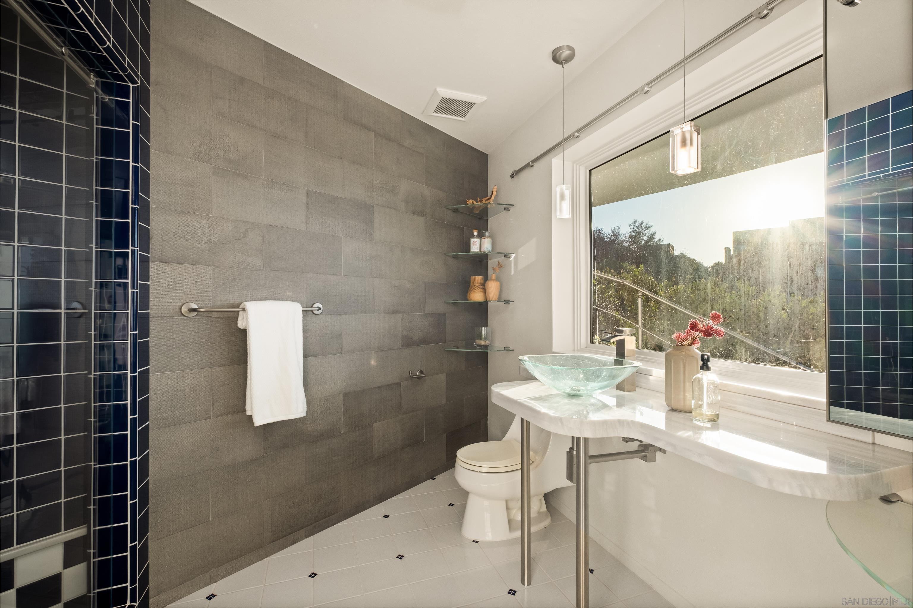 Detail Gallery Image 43 of 71 For 1705  Valdes Dr, La Jolla,  CA 92037 - 4 Beds | 4/1 Baths