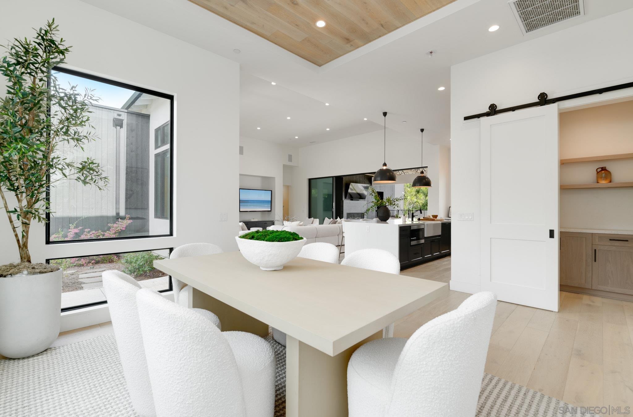 Detail Gallery Image 14 of 43 For 121  Avenida Esperanza, Encinitas,  CA 92024 - 5 Beds | 4/2 Baths