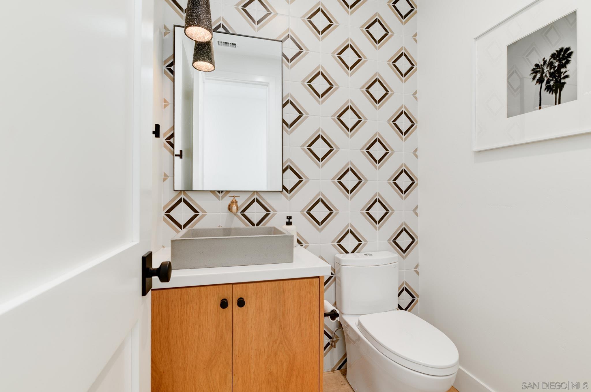 Detail Gallery Image 16 of 43 For 121  Avenida Esperanza, Encinitas,  CA 92024 - 5 Beds | 4/2 Baths