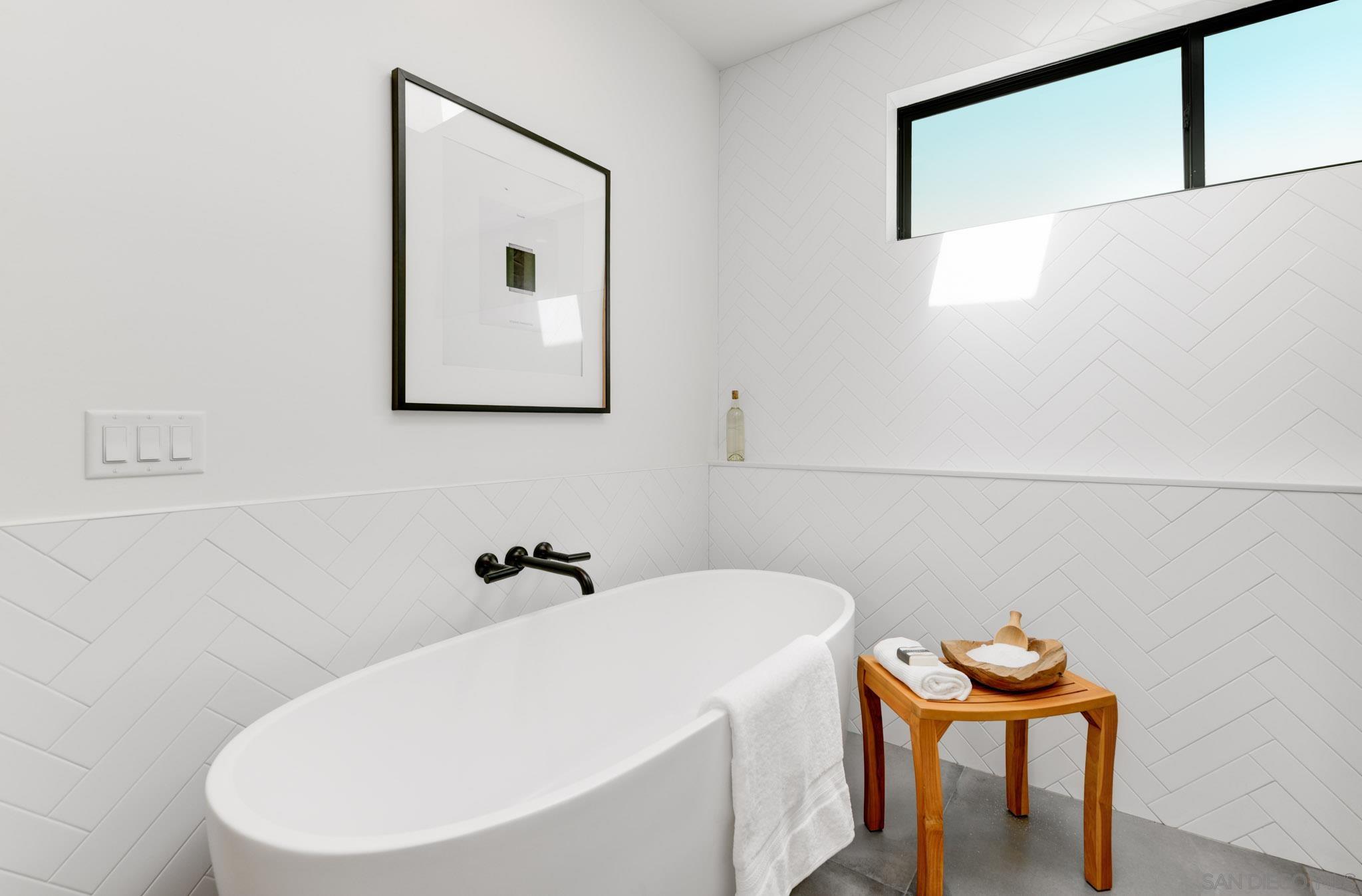 Detail Gallery Image 21 of 43 For 121  Avenida Esperanza, Encinitas,  CA 92024 - 5 Beds | 4/2 Baths