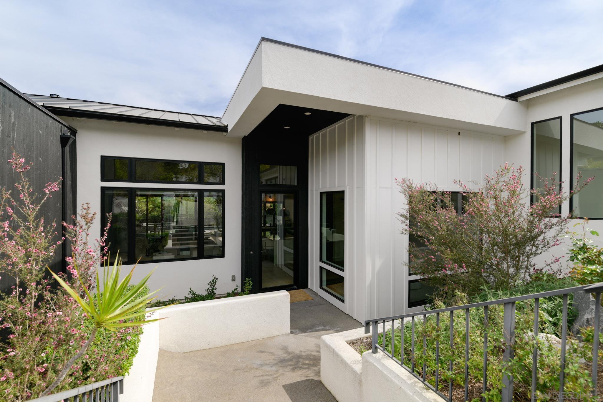 Detail Gallery Image 4 of 43 For 121  Avenida Esperanza, Encinitas,  CA 92024 - 5 Beds | 4/2 Baths