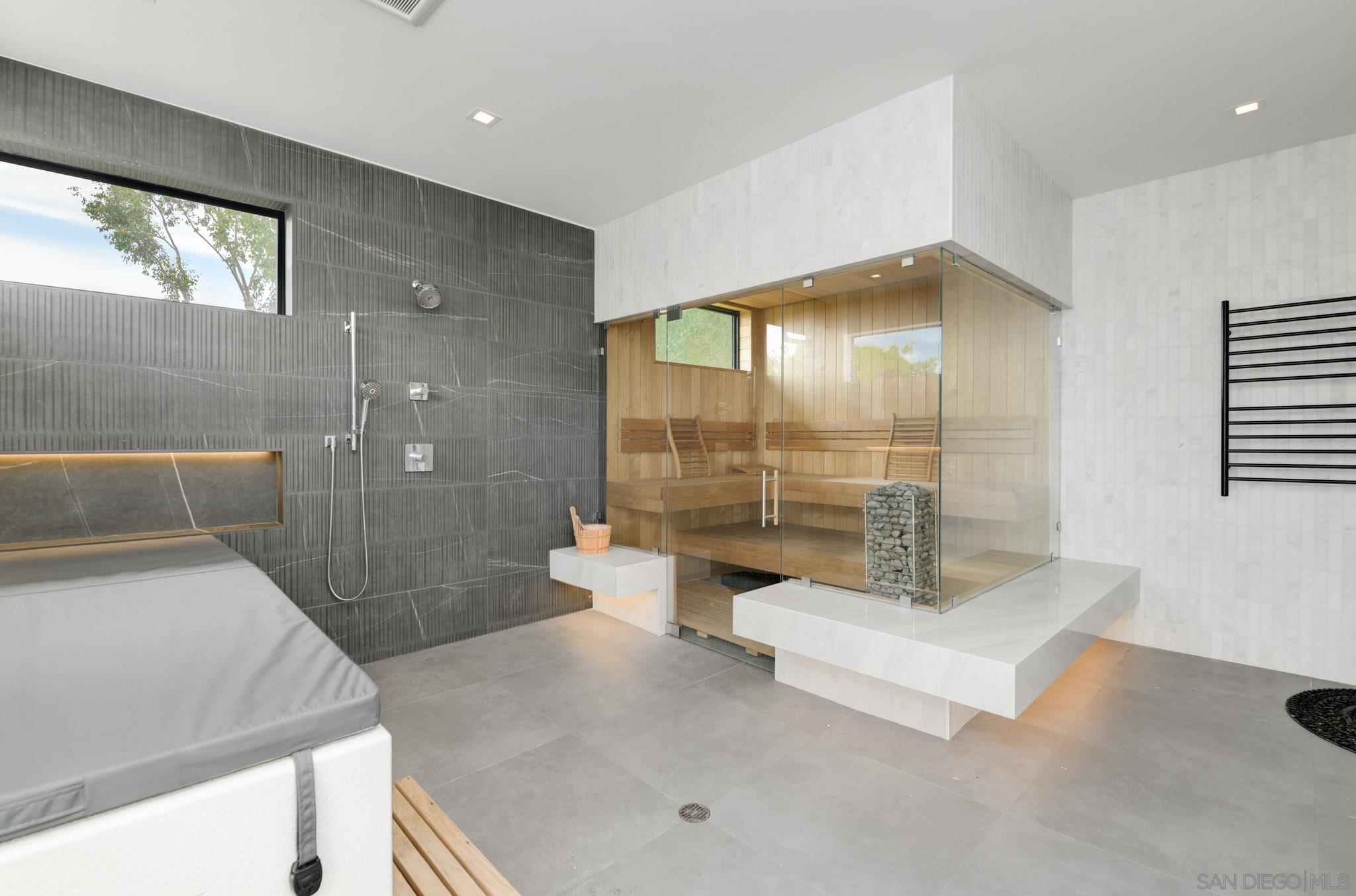 Detail Gallery Image 31 of 43 For 121  Avenida Esperanza, Encinitas,  CA 92024 - 5 Beds | 4/2 Baths