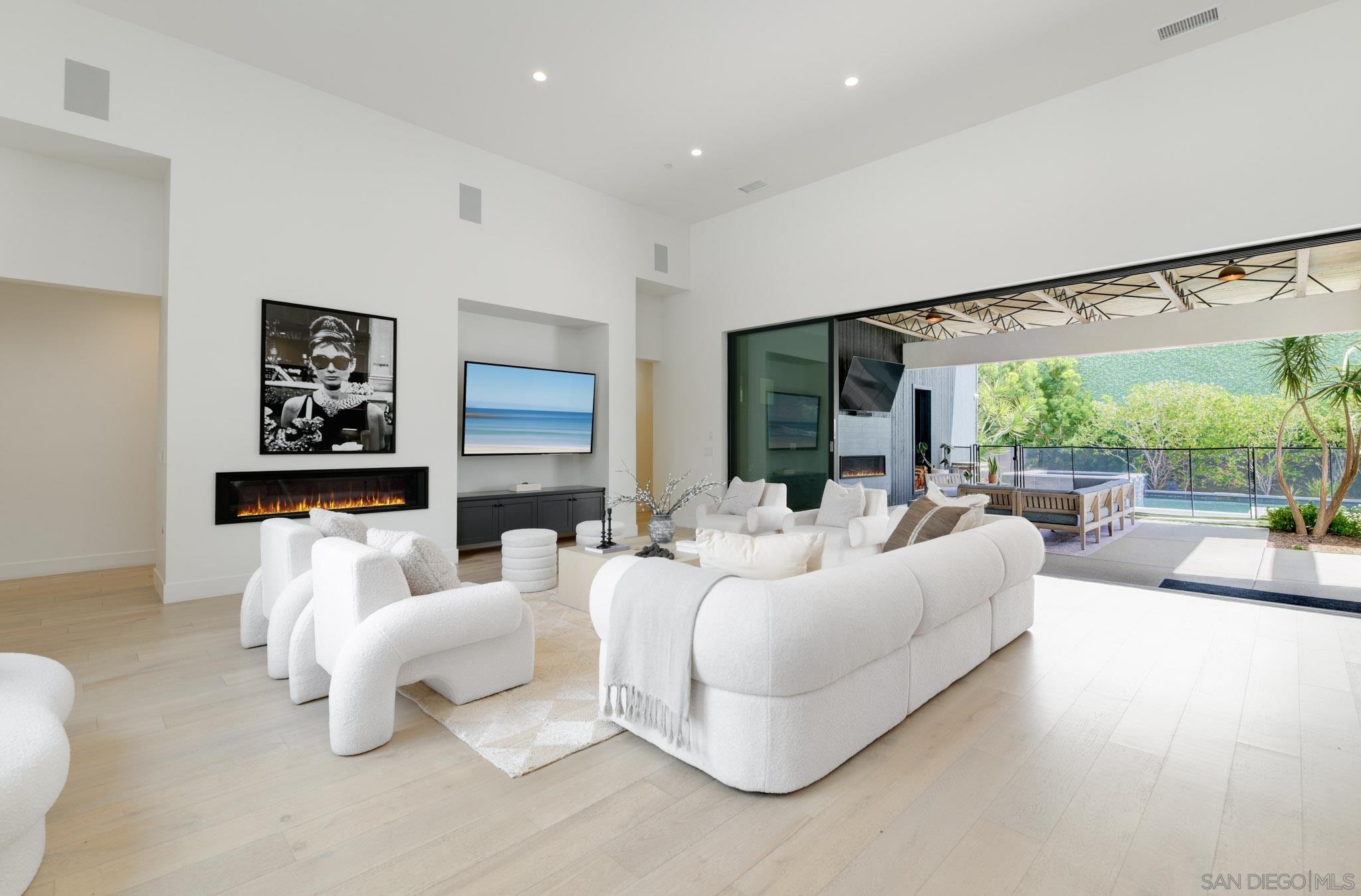 Detail Gallery Image 7 of 43 For 121  Avenida Esperanza, Encinitas,  CA 92024 - 5 Beds | 4/2 Baths