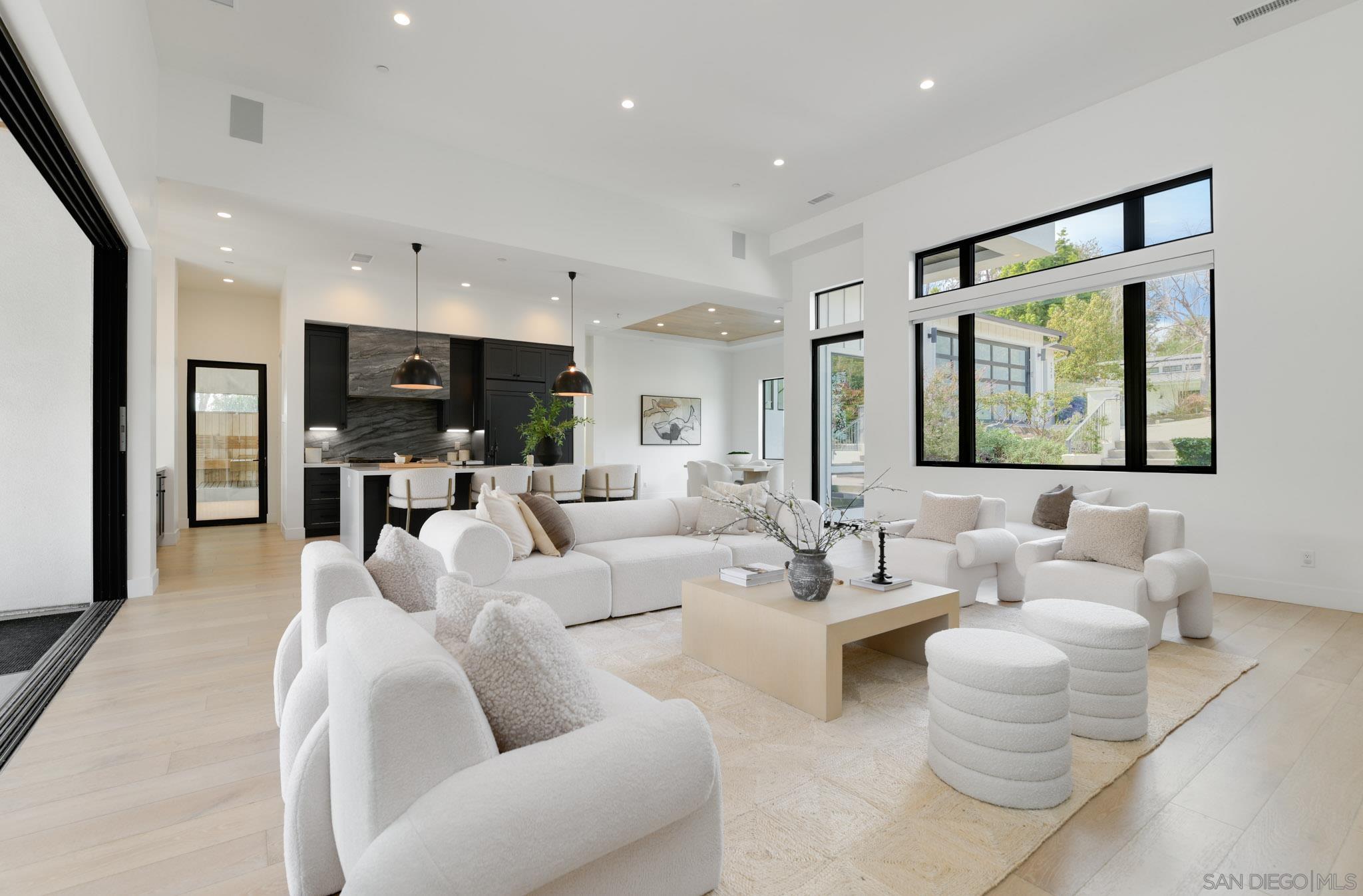 Detail Gallery Image 8 of 43 For 121  Avenida Esperanza, Encinitas,  CA 92024 - 5 Beds | 4/2 Baths