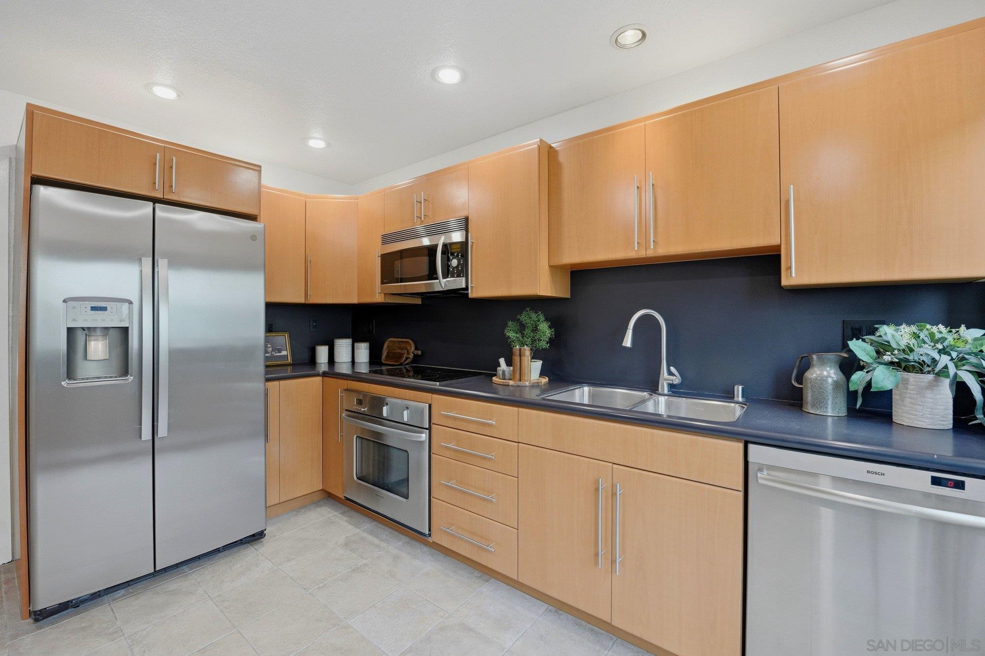 Detail Gallery Image 9 of 28 For 3311  Caminito Eastbluff  #183,  La Jolla,  CA 92037 - 3 Beds | 2/1 Baths