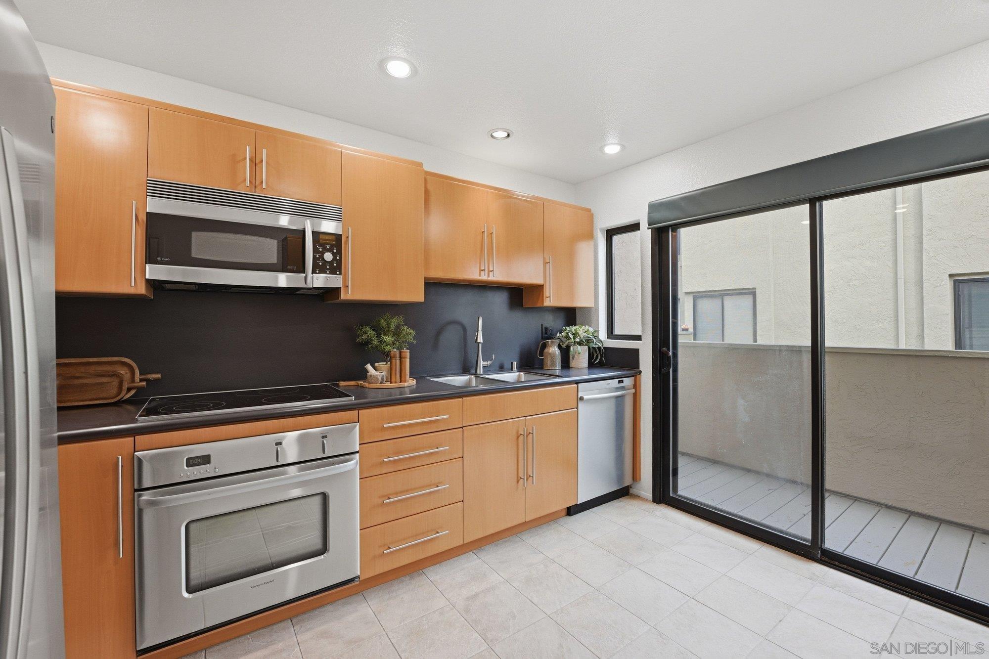 Detail Gallery Image 10 of 28 For 3311  Caminito Eastbluff  #183,  La Jolla,  CA 92037 - 3 Beds | 2/1 Baths