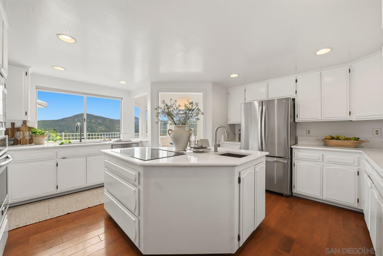 Detail Gallery Image 12 of 56 For 3132  Don Rolando, Escondido,  CA 92025 - 4 Beds | 3/1 Baths