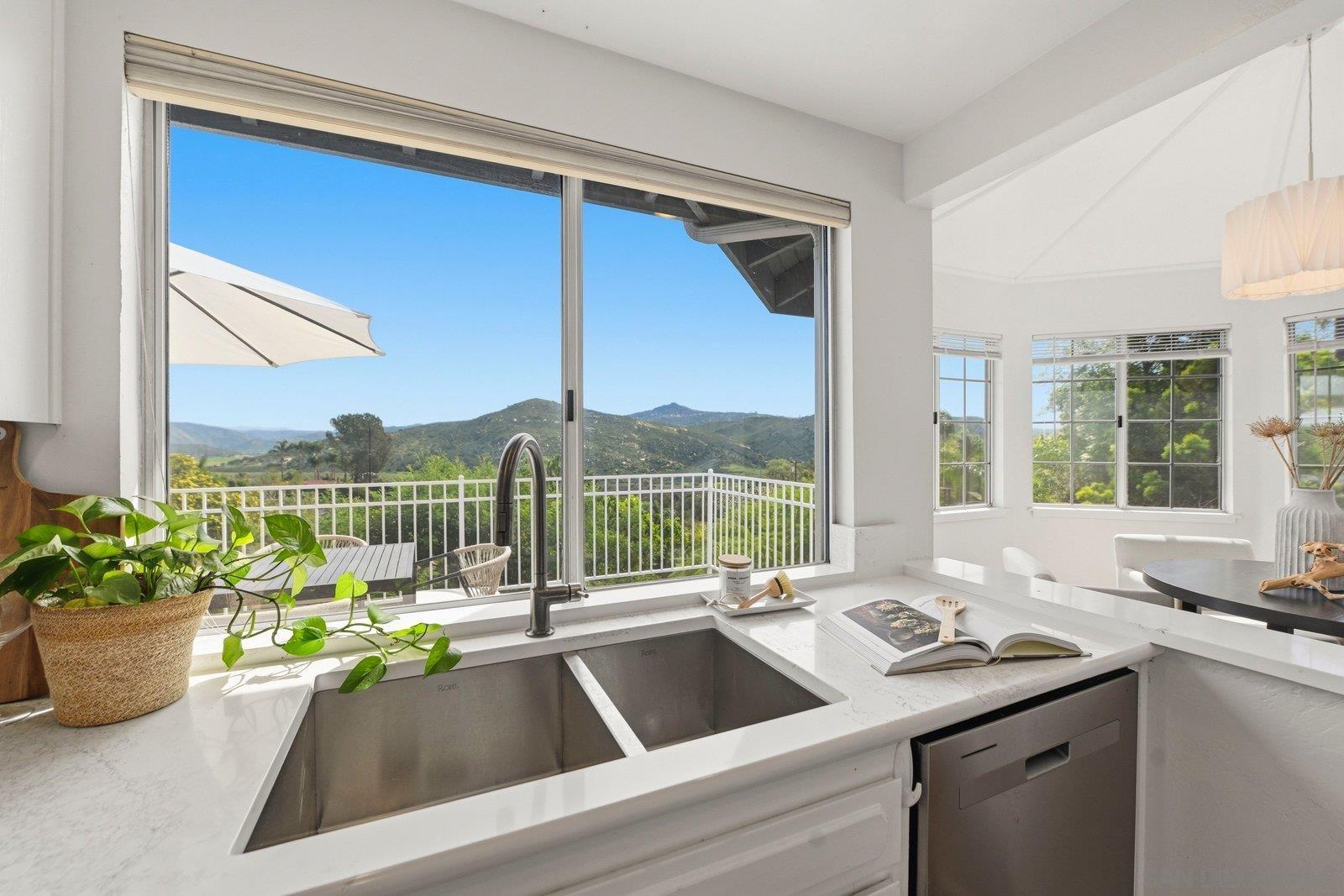 Detail Gallery Image 16 of 56 For 3132  Don Rolando, Escondido,  CA 92025 - 4 Beds | 3/1 Baths