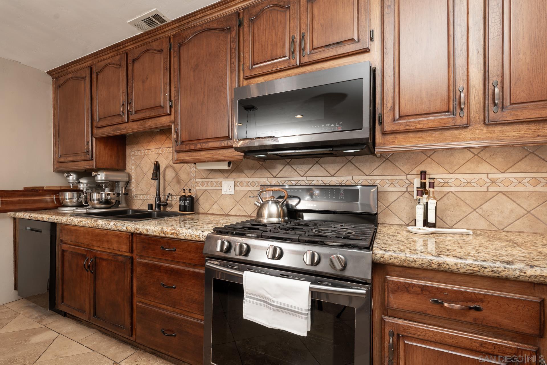 Detail Gallery Image 10 of 37 For 18097  Valladares Dr, San Diego,  CA 92127 - 4 Beds | 2 Baths