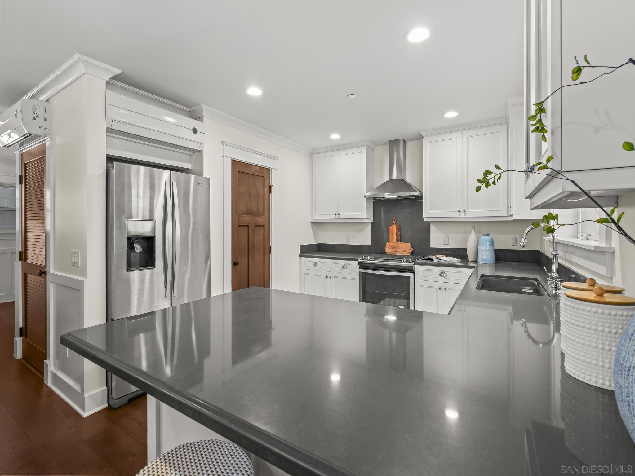 Detail Gallery Image 17 of 44 For 816  F, Coronado,  CA 92118 - 3 Beds | 2/1 Baths